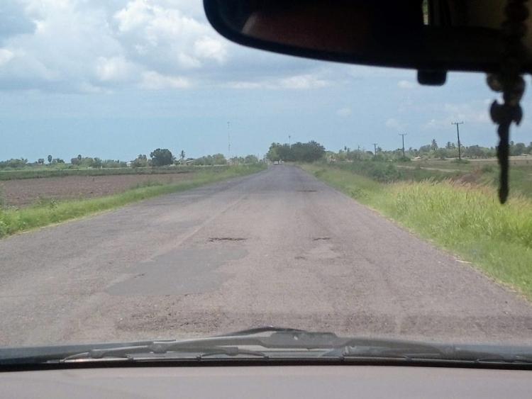 Abandonada y peligrosa la carretera de Navolato a La Palma, denuncia defensor de DDHH