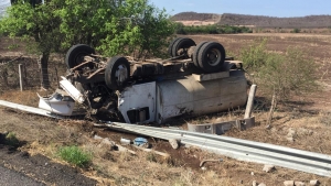 Chofer de pipa sufre volcadura y &iexcl;salva la vida de milagro!