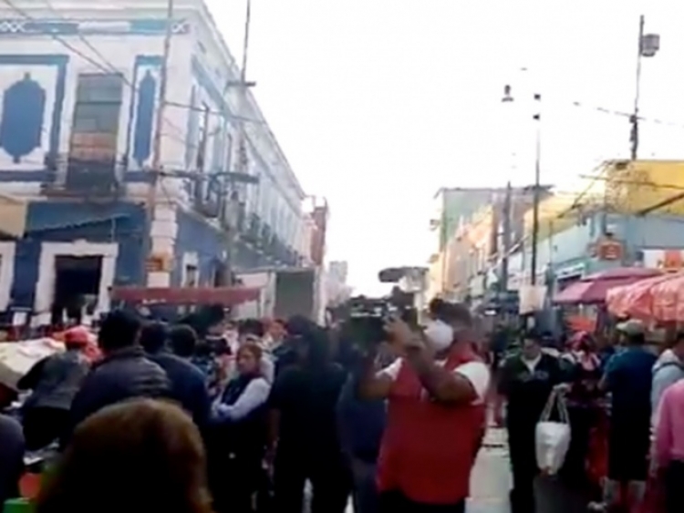 Coronavirus no impide los tumultos en mercado de Puebla