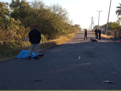 Muere polic&iacute;a municipal arrollado en moto por tr&aacute;iler, en el Ejido Can&aacute;n, Culiac&aacute;n