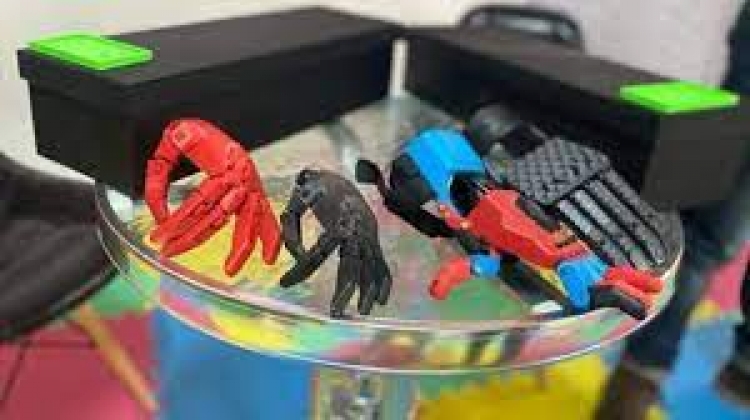 Manos que impulsan: la ingeniera que crea pr&oacute;tesis con impresi&oacute;n 3D