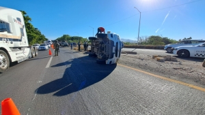 Conductor de camioneta queda lesionado en volcadura, a la altura del Puente de La Costerita, en Culiac&aacute;n