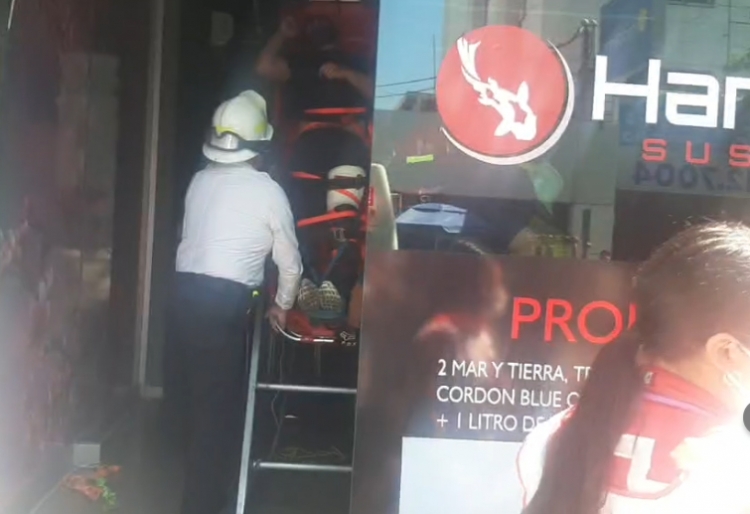 Accidente de trabajo de cocinero de sushi moviliza a los cuerpos de auxilio, en el Centro de Culiac&aacute;n
