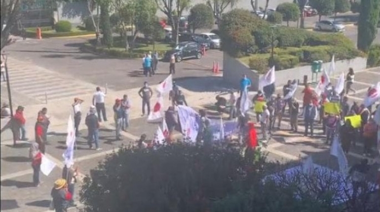 Manifestantes irrumpen en las oficinas del INE y expresan su apoyo a la reforma electoral de AMLO