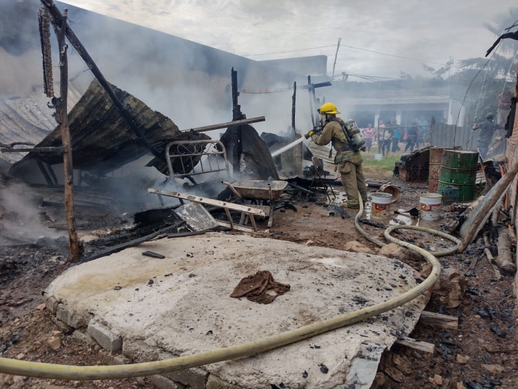 Se incendia cuarto de madera en la colonia 5 de Febrero, Culiac&aacute;n