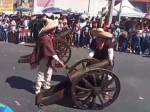 En Carnaval de Huejotzingo le explota ca&ntilde;&oacute;n en la mano a danzante