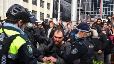 Se manifiestan en Francia y Australia contra restricciones sanitarias