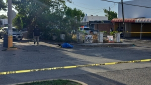 Sicarios interceptan a polic&iacute;a municipal de Culiac&aacute;n y lo ultiman a balazos en el fraccionamiento Los &Aacute;ngeles