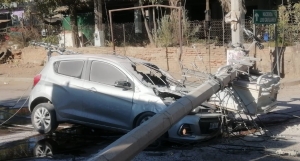 Dos personas resultaron lesionadas al caerles al auto en que viajaban un poste de la luz 