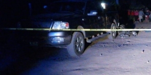 Motociclista muere en choque contra camioneta estacionada, en El Fuerte