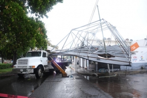 Cae espectacular a causa de las lluvias
