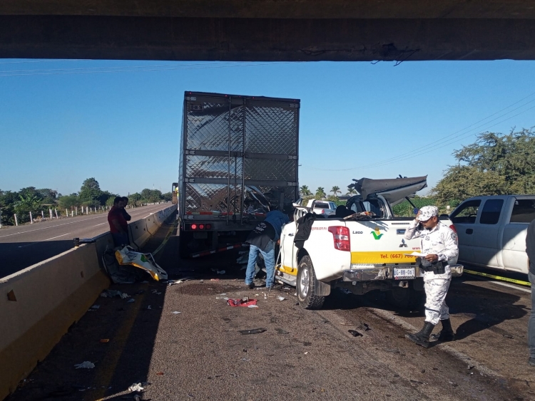 Choque deja prensado a un hombre dentro de un veh&iacute;culo
