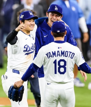 Dodgers retienen el t&iacute;tulo en dram&aacute;tico Juego 7 con HR clave de Rojas, Smith