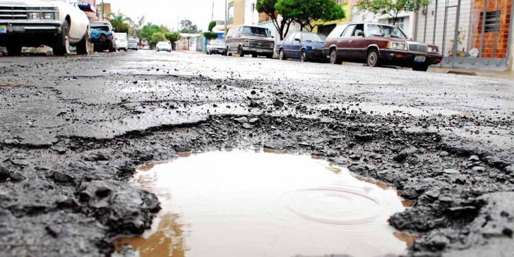 Baches, responsabilidad de gobiernos estatales y municipales: AMLO