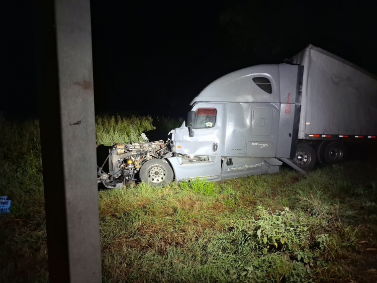 Choque por alcance entre tr&aacute;ileres deja como saldo un muerto y un herido en la Sindicatura de Baila, al Sur de Culiac&aacute;n