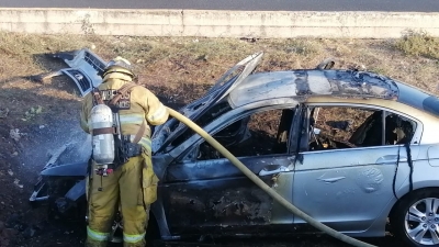 Un autom&oacute;vil se incendia tras impacto
