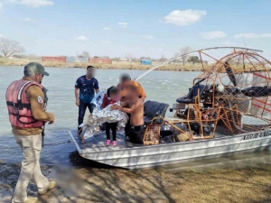 Rescatan en Piedras Negras, Coahuila, 18 migrantes varados en cauce del R&iacute;o Bravo
