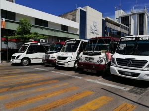 Camioneros paran labores y cierran paso en la avenida Obreg&oacute;n