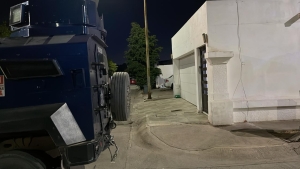 Armas y veh&iacute;culos son asegurados por agentes policiales en casa de seguridad en La Conquista, Culiac&aacute;n
