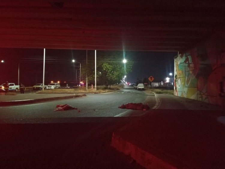 Asesinan a dos hombres y tiran sus cuerpos debajo de puente de salida sur, en Culiac&aacute;n