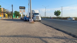 Motociclista se estrella contra un tr&aacute;iler sobre el bulevar Kumate de Culiac&aacute;n
