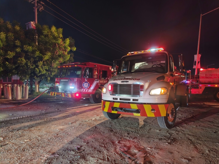 Incendio arrasa bodega de electrodom&eacute;sticos frente al residencial La Primavera en Culiac&aacute;n