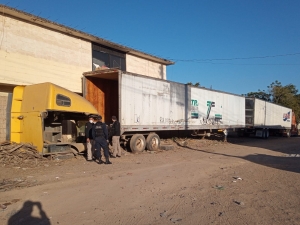 Hallan a un hombre asesinado a golpes en la caja de tr&aacute;iler, en Culiac&aacute;n