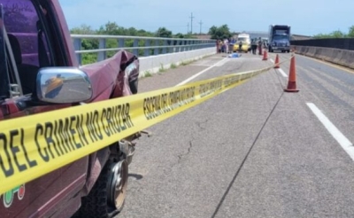 Muere jornalero en choque carretero de tr&aacute;iler a camioneta, en Elota