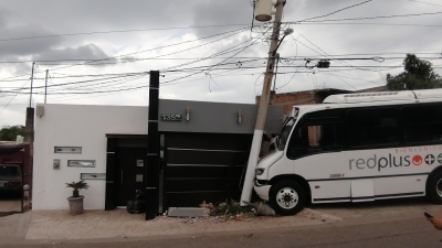 Choca cami&oacute;n urbano contra  casa y poste de la CFE