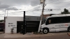 Choca cami&oacute;n urbano contra  casa y poste de la CFE