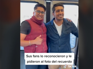 Cachan a Tenoch Huerta viajando en el Metro de CDMX y 'revientan' las redes