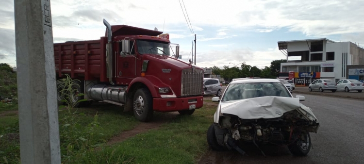 Fuerte carambola en el sector Barrancos deja cuantiosos da&ntilde;os materiales, en Culiac&aacute;n