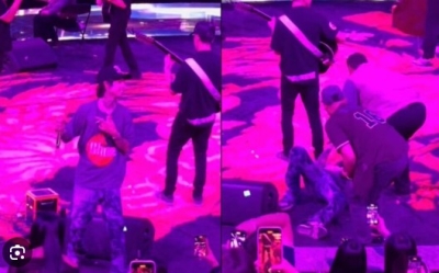 Natanael Cano sufre tremenda ca&iacute;da en el escenario mientras cantaba en un palenque, en Aguascalientes