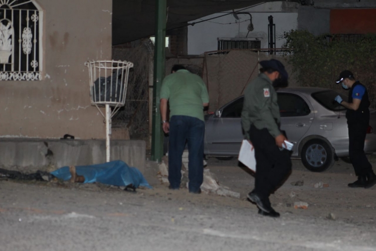 Asesinan a balazos a un hombre al salir de su casa al sur de la ciudad