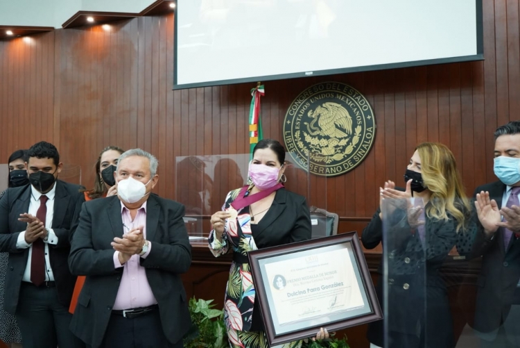 Recibi&oacute; la periodista Dulcina Parra la Medalla de Honor &acute;Dra. Norma Corona&acute;