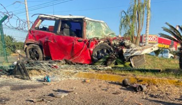 Joven m&uacute;sico &ldquo;se acaba&rdquo; su Mini Cooper en choque por La Costerita, en Culiac&aacute;n