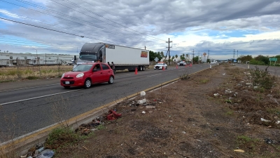 Con transportes de carga, Gatilleros obligan a traileros a bloquear la carretera Culiac&aacute;n-Eldorado