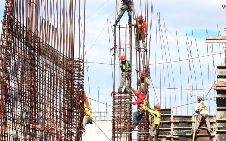 En un tobog&aacute;n, la industria de la construcci&oacute;n: CMIC