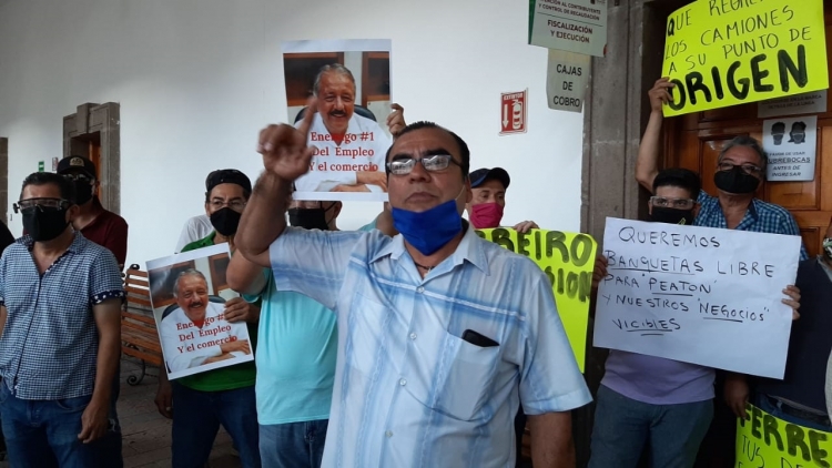 Con plant&oacute;n y demanda legal, responden locatarios al bloqueo de calles con muros de hormig&oacute;n