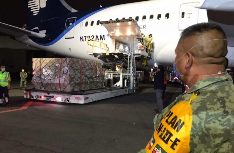 Llega el primero de 20 vuelos de China con mascarillas y guantes para contingencia por Covid-19