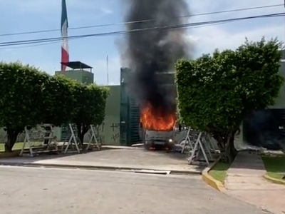 Normalistas de Ayotzinapa lanzan e incendian cami&oacute;n ahora contra batall&oacute;n de Iguala