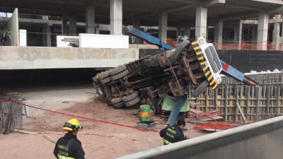 Gr&uacute;a no soporta el peso y se voltea con todo y operador, en Culiac&aacute;n