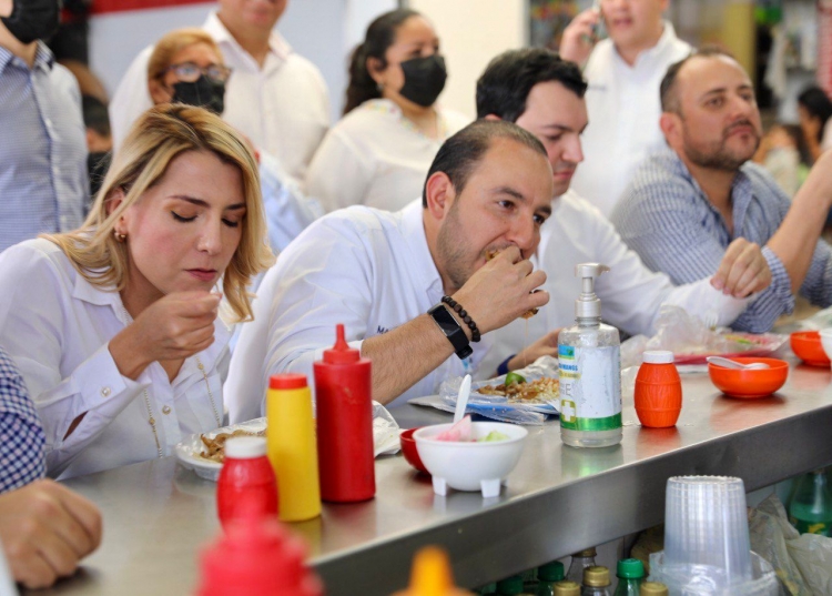 Marko Cort&eacute;s se avienta unos tacos y plantea acabar con la sobre representaci&oacute;n en las C&aacute;maras