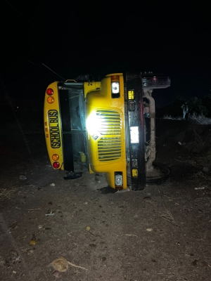 Vuelca cami&oacute;n de trabajadores agr&iacute;colas en la carretera La 20