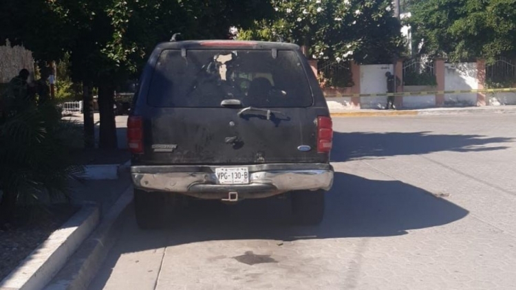Encajuelados dejan a dos hombres frente a presidencia municipal de Choix
