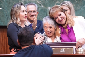 Toda una vida dedicada al Congreso se despidi&oacute; hoy Marthita Arredondo de su vida laboral tras 62 a&ntilde;os de actividades