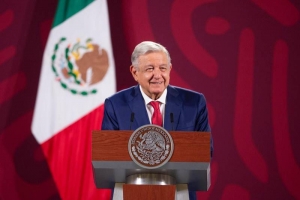 &lsquo;No particip&oacute; mucha gente&rsquo;: AMLO &lsquo;hace menos&rsquo; marcha del INE y los &lsquo;reta&rsquo; a llenar el Z&oacute;calo