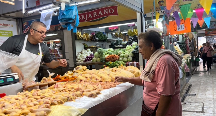 Comerciantes del Mercado Garmendia doblan esfuerzos para mantener carne, pollo y mariscos en temporada de calor