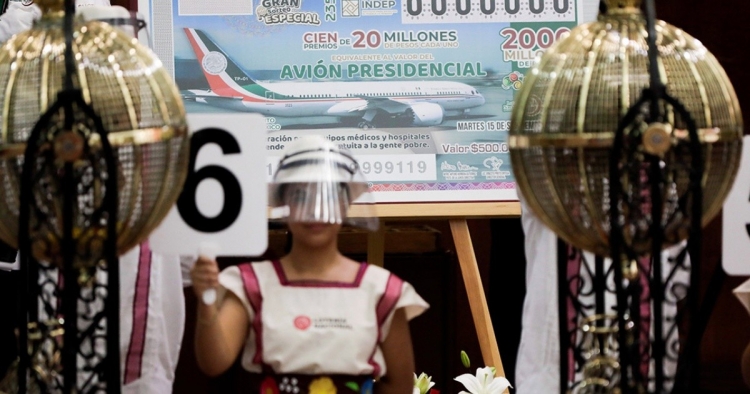 En 'rifa del avi&oacute;n' Insabi y empresarios se llevan la mayor parte
