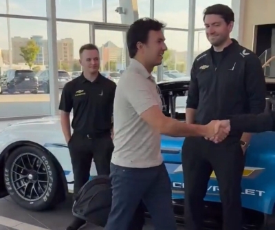 Visita el piloto mexicano Sergio &acute;Checo&acute; P&eacute;rez la f&aacute;brica de la escuder&iacute;a Cadillac